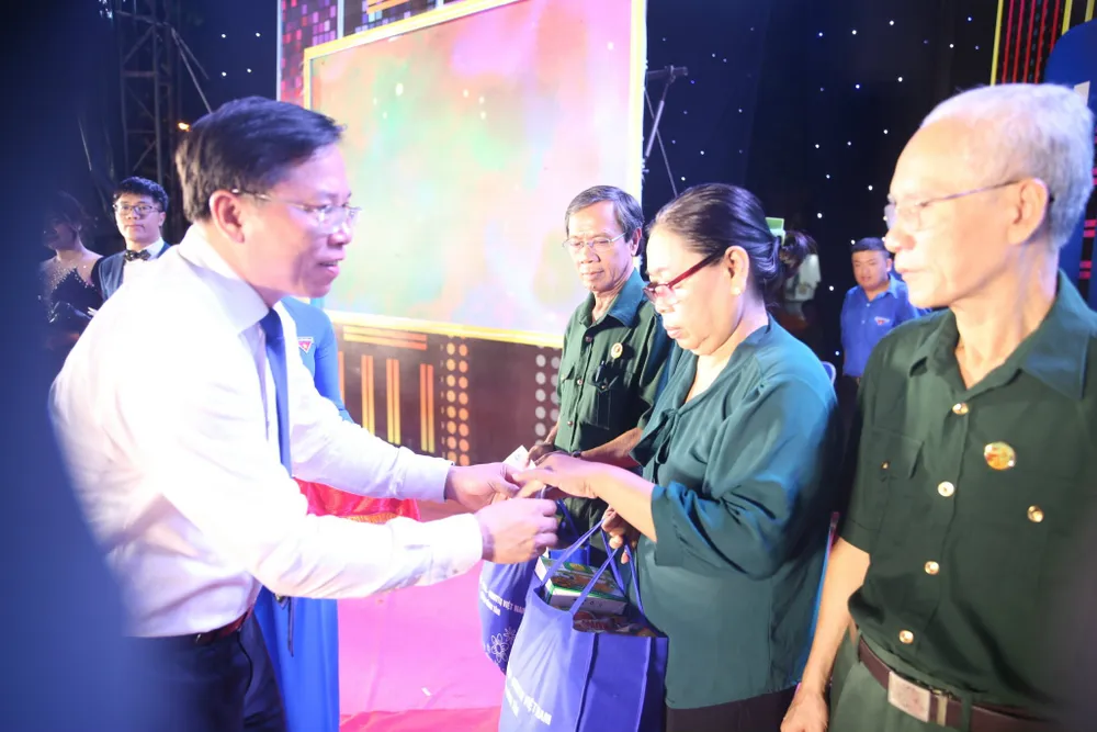 Bí thư Quận ủy quận Bình Tân Huỳnh Khắc Điệp trao quà đến đại diện gia đình chính sách