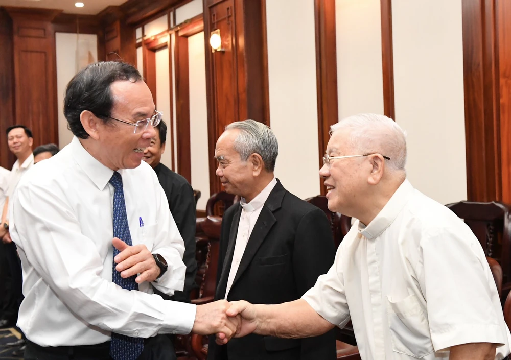 Bí thư Thành ủy TPHCM gửi lời chào và thăm hỏi chân tình đến các vị chức sắc trong Ủy ban Đoàn kết Công giáo Việt Nam. Ảnh: VIỆT DŨNG img-21ae5612b13c99437642924637c9d9a1-v-1294.jpg