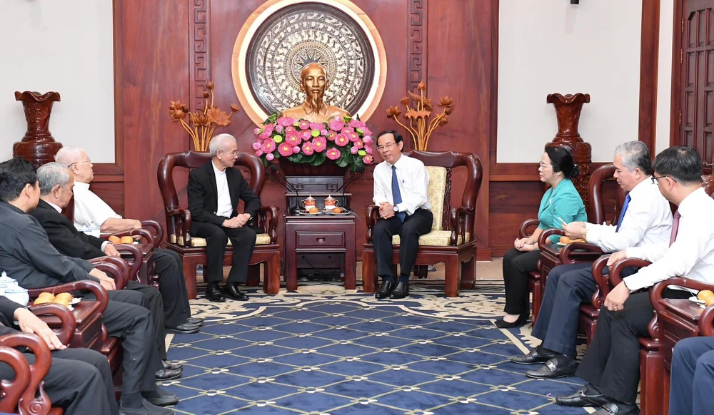 Bí thư Thành ủy TPHCM Nguyễn Văn Nên và Linh mục Giuse Trần Xuân Mạnh dành nhiều thời gian trao đổi, chia sẻ các vấn đề cùng quan tâm. Ảnh: VIỆT DŨNG img-4f9fcf2c2f8a89744a688bf80320e253-v-8520.jpg
