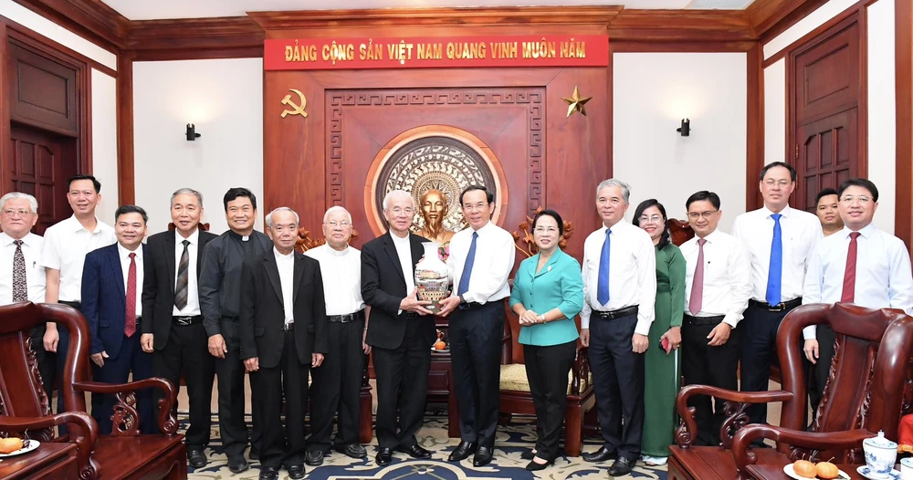 Bí thư Thành ủy TPHCM Nguyễn Văn Nên cùng các đồng chí lãnh đạo TPHCM tiếp đón đoàn Trung ương Ủy ban Đoàn kết Công giáo Việt Nam. Ảnh: VIỆT DŨNG img-dca15f52dbf472087e895da32686ba15-v-5785.jpg