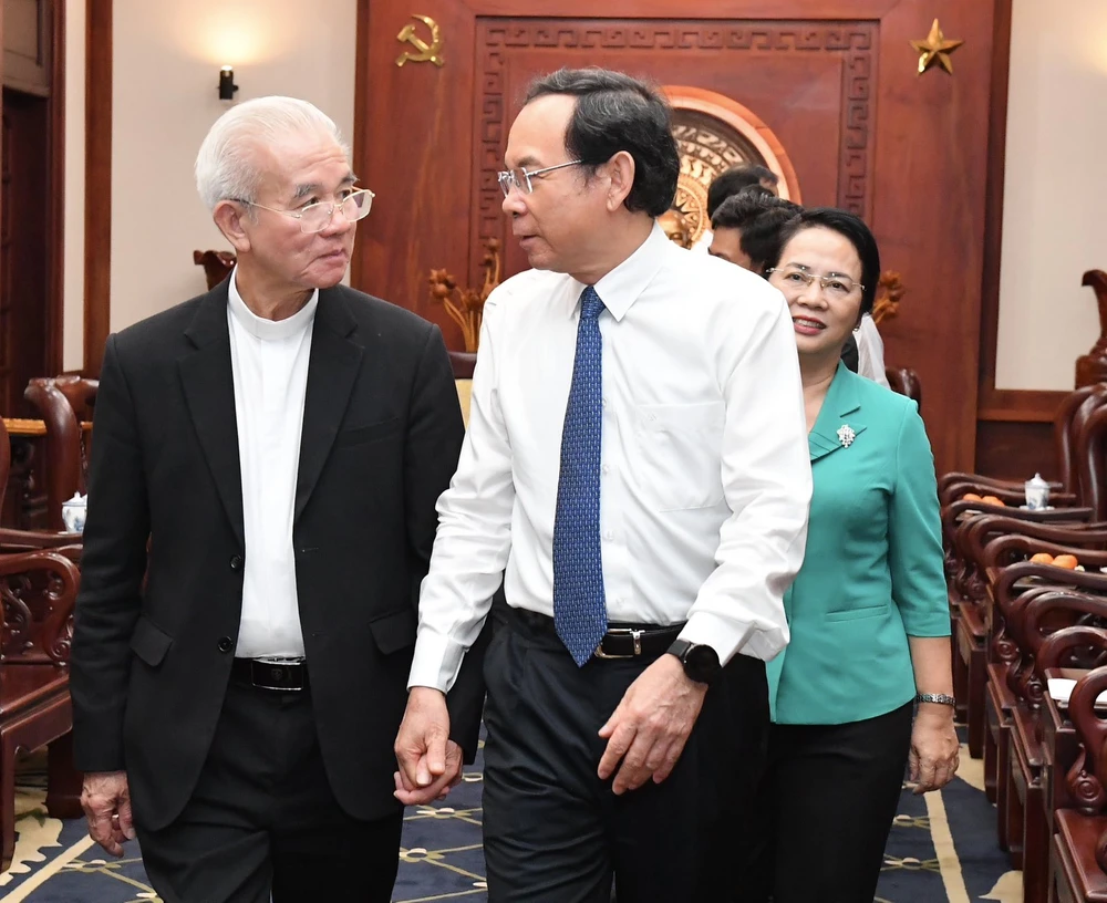 Bí thư Thành ủy TPHCM Nguyễn Văn Nên tiếp đón Linh mục Giuse Trần Xuân Mạnh và đoàn đến thăm. Ảnh: VIỆT DŨNG img-f00fc2129d206b11cc4c085b05e828b7-v-9850.jpg