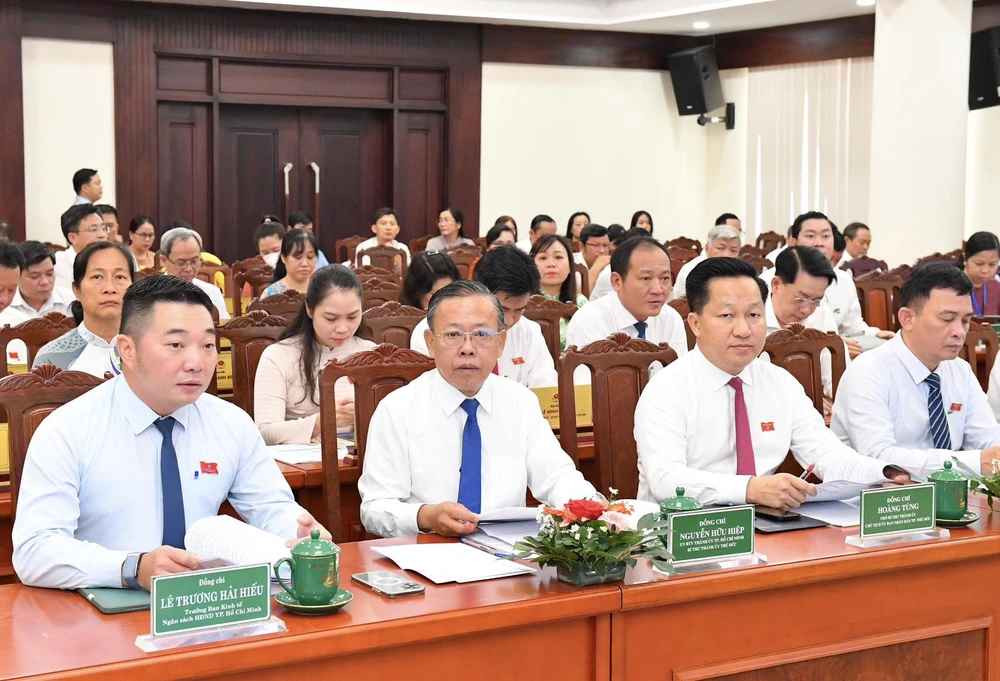 Đồng chí Nguyễn Hữu Hiệp (thứ 2 từ trái sang), Ủy viên Ban Thường vụ Thành ủy TPHCM, Bí thư Thành ủy TP Thủ Đức cùng các đại biểu tham dự hội nghị. Ảnh: VIỆT DŨNG img-f31292cd03ff5afec1eff59ea518e3e8-v-7281.jpg