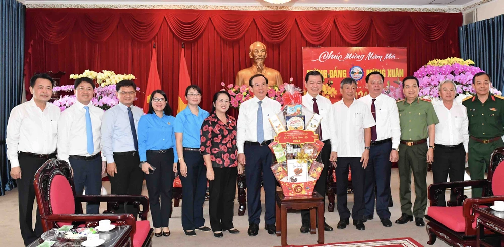 Cùng ngày, đoàn đại biểu Thành ủy – HĐND – UBND - Ủy ban MTTQ Việt Nam TPHCM đến thăm, chúc Tết Đảng bộ, Chính quyền và Nhân dân tỉnh Đồng Nai. Ảnh: VIỆT DŨNG img-34e4210606ab2e3f438c172ac47ab7a0-v-5360.jpg