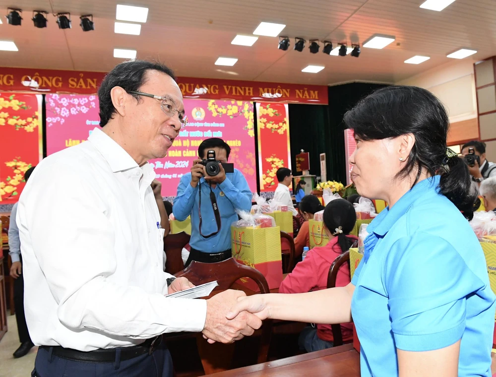 Bí thư Thành ủy TPHCM Nguyễn Văn Nên thăm hỏi, trao quà tết đến công nhân lao động có hoàn cảnh khó khăn tại tỉnh Đồng Nai. Ảnh: VIỆT DŨNG img-6bd96600c18fcf76f404ac34e0e93913-v-795.jpg