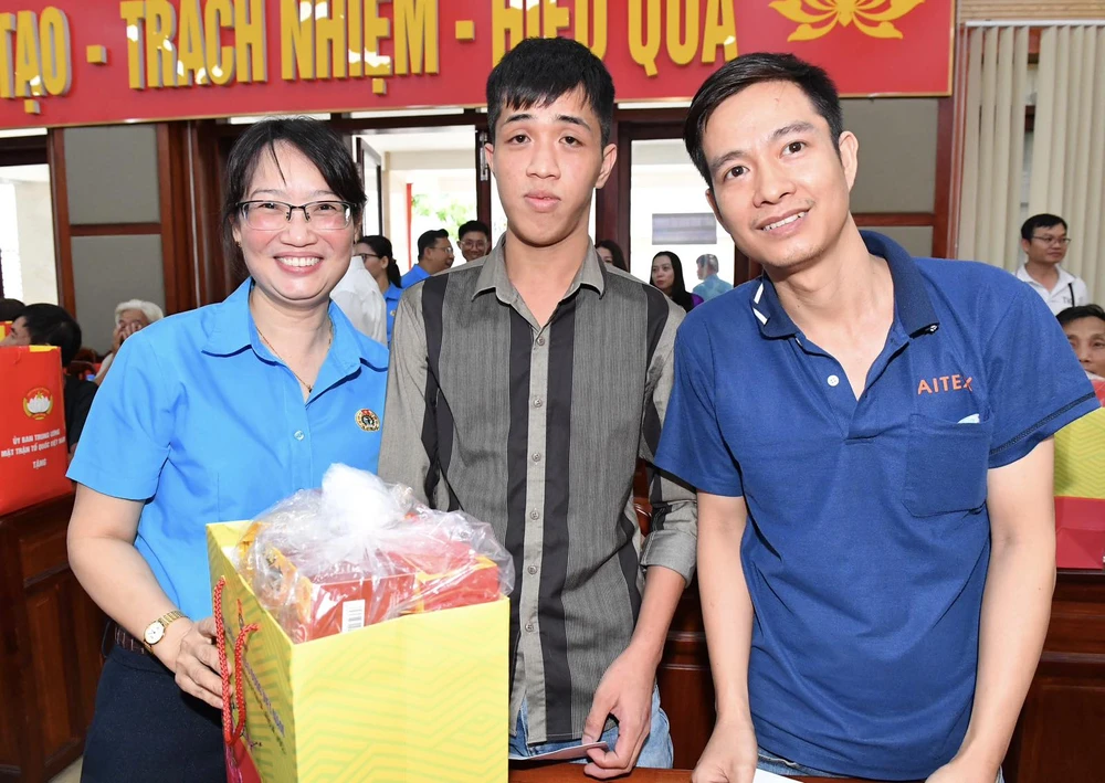 Chủ tịch Liên đoàn Lao động TPHCM Trần Thị Diệu Thúy tặng quà đến công nhân lao động có hoàn cảnh khó khăn. Ảnh: VIỆT DŨNG img-c75be562491db945a8bb5232aae96159-v-2963.jpg