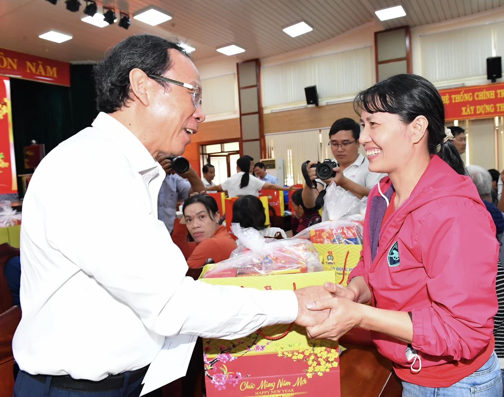 Bí thư Thành ủy TPHCM Nguyễn Văn Nên thăm hỏi và trao quà tết đến đại diện các hộ gia đình, công nhân lao động có hoàn cảnh khó khăn. Ảnh: VIỆT DŨNG img-c87f887a0a999e15a27432616e8a9cd3-v-6085.jpg