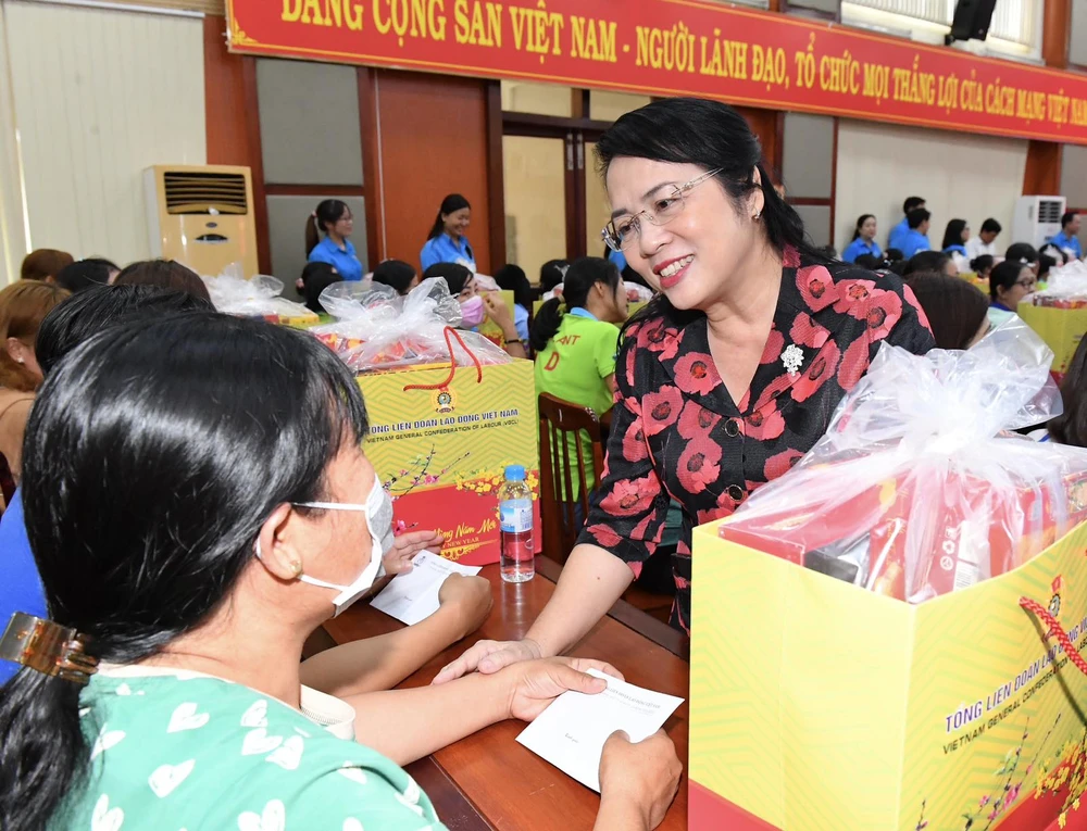 Chủ tịch Ủy ban MTTQ Việt Nam TPHCM Trần Kim Yến thăm hỏi, trao quà tết đến hộ nghèo, hộ cận nghèo. Ảnh: VIỆT DŨNG img-fef9df058eb4b45b2ca64d2a026e4e2a-v-9263.jpg