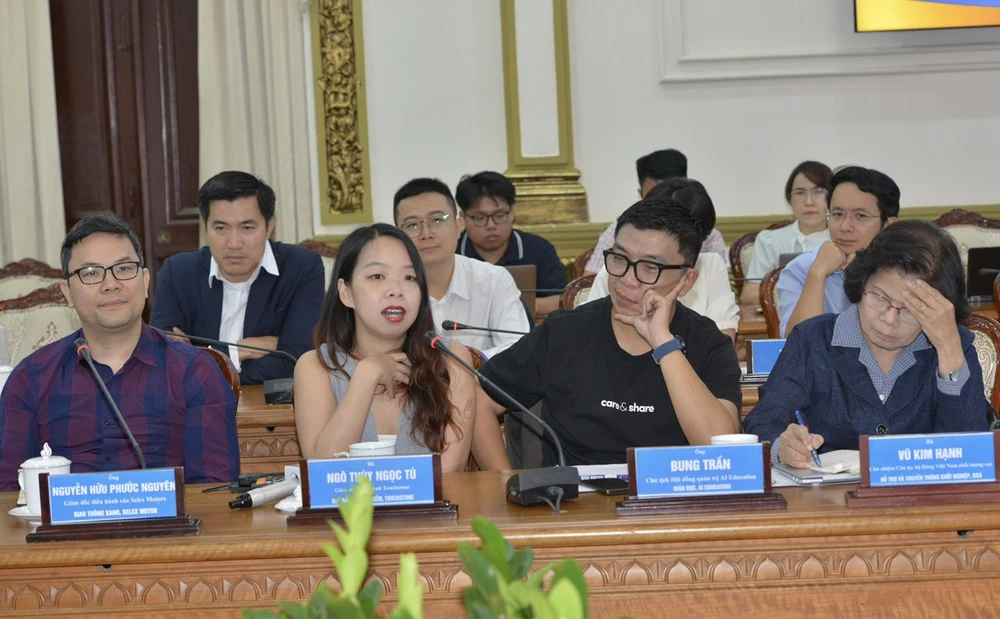 Các đại biểu tại buổi gặp gỡ. Ảnh: CAO THĂNG 502b350ee5704a2e1361.jpg