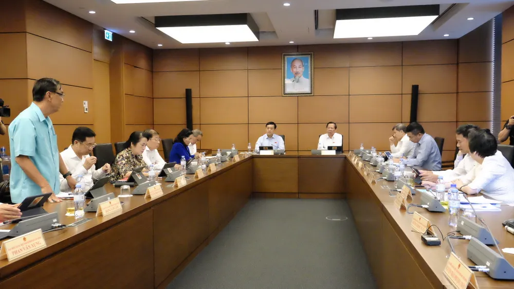 Đoàn ĐBQH TPHCM làm việc tại tổ sáng 23-5. Ảnh: VĂN MINH 4BB1D69B-96EE-4157-A7EF-D4273240CAA1-30492-000003FC8E08A5B3.jpeg