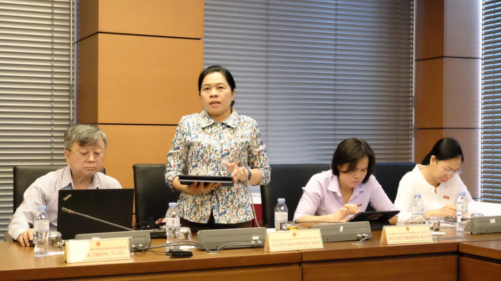 ĐB Nguyễn Trần Phượng Trân phát biểu góp ý. Ảnh: VĂN MINH 9DF613EF-D3B6-4B9C-9FF5-27E67D9198D4-30492-000003E91971CC89.jpeg
