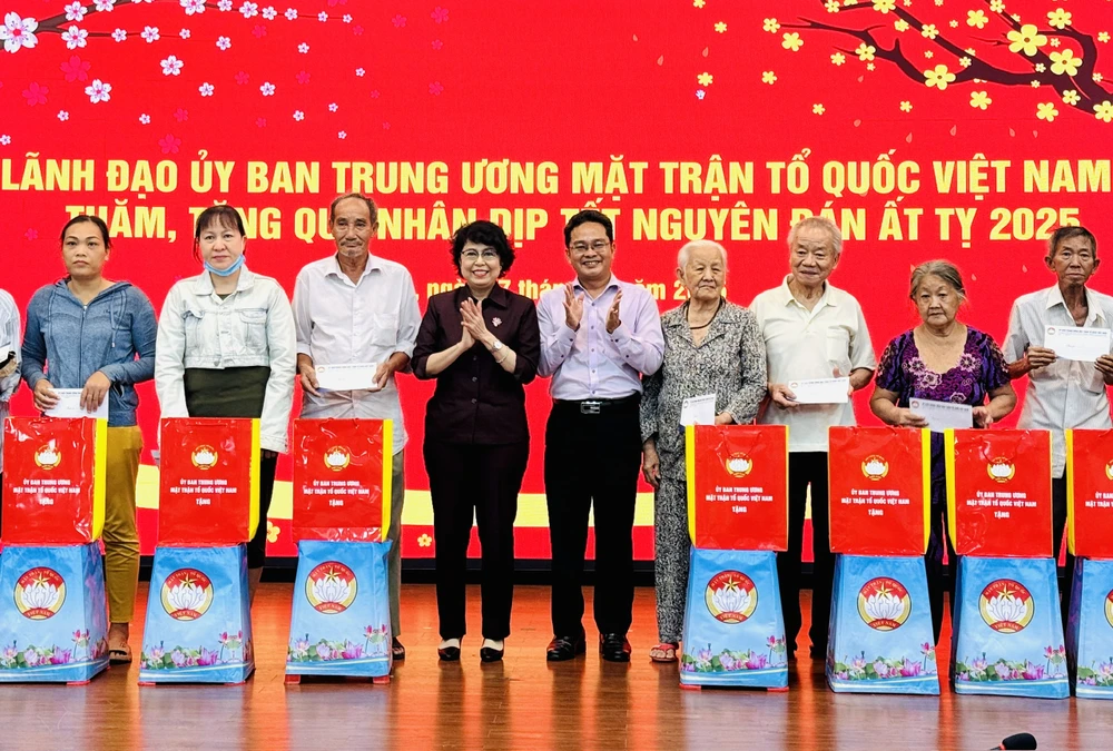 Phó Chủ tịch Ủy ban Trung ương MTTQ Việt Nam Tô Thị Bích Châu và Phó Chủ tịch Ủy ban MTTQ Việt Nam TPHCM Phạm Minh Tuấn trao quà 7fe138f5db6a64343d7b.jpg