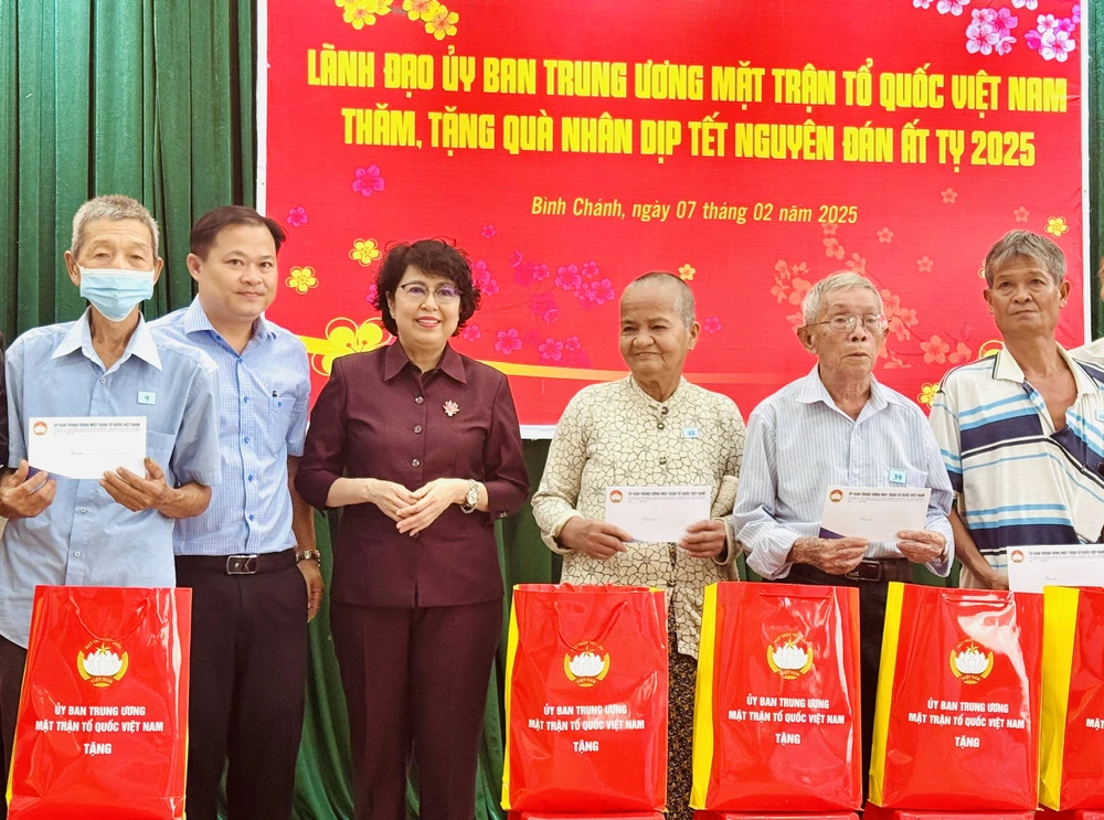 Phó Chủ tịch Ủy ban Trung ương MTTQ Việt Nam Tô Thị Bích Châu trao quà 9c4e946a63f4dcaa85e5.jpg