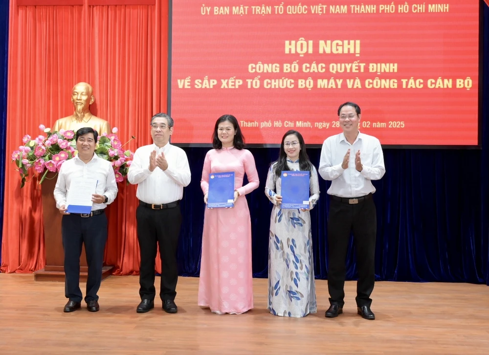 Đồng chí Nguyễn Phước Lộc và đồng chí Nguyễn Thành Trung trao các quyết định nhân sự. Ảnh: VĂN MINH 40f84ee10350bd0ee441.jpg