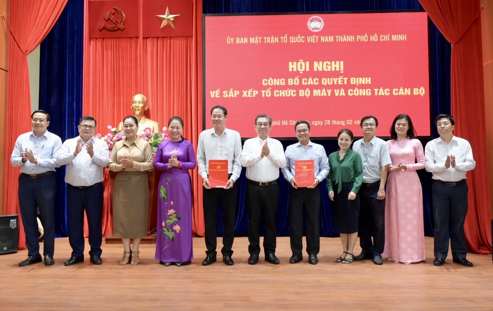 Đồng chí Nguyễn Phước Lộc, Phó Bí thư Thành ủy, Chủ tịch Ủy ban MTTQ Việt Nam TPHCM trao các quyết định. Ảnh: VĂN MINH e554c39c8b2d35736c3c.jpg