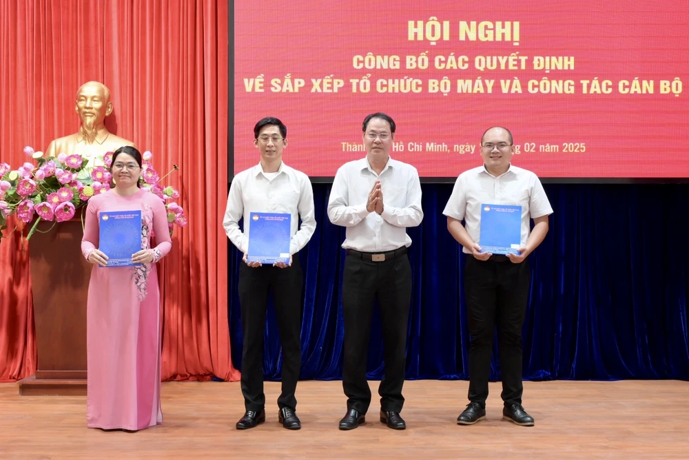 Đồng chí Nguyễn Thành Trung trao các quyết định nhân sự. Ảnh: VĂN MINH f0a08dedcd5c73022a4d.jpg