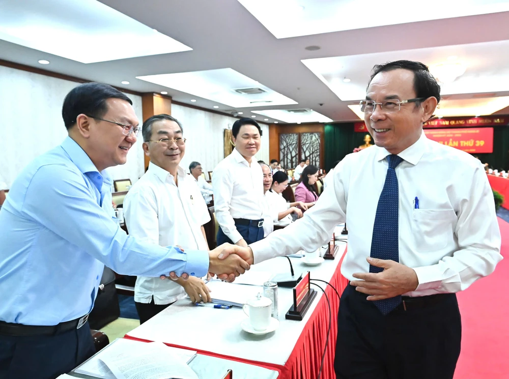 Bí thư Thành ủy TPHCM Nguyễn Văn Nên trao đổi cùng các đại biểu. Ảnh VIỆT DŨNG 15-4. 4.jpg