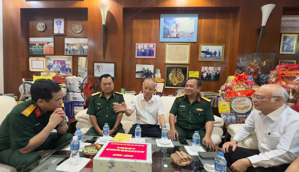 Đoàn đại biểu đến thăm, tặng quà Anh hùng LLVTND Nguyễn Thành Trung. Ảnh: LÊ MINH 453db7e6491dfa43a30c.jpg
