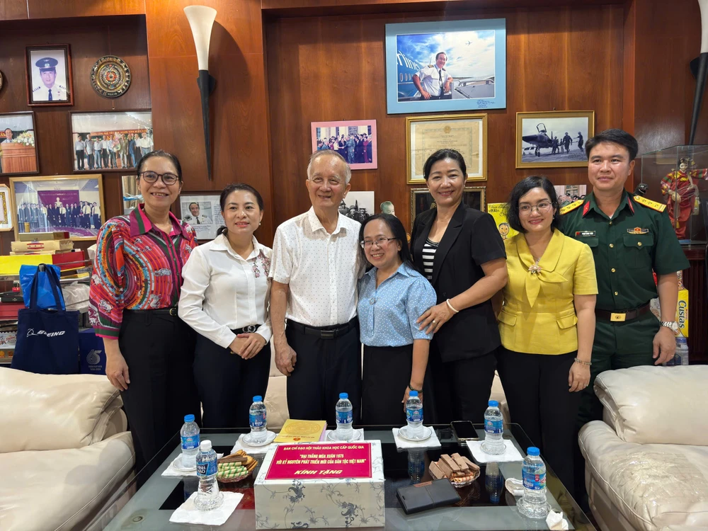 Phó Trưởng Ban Thường trực Ban Tuyên giáo và Dân vận Thành ủy TPHCM Nguyễn Thị Bạch Mai cùng các đồng chí trong đoàn thăm hỏi Anh hùng LLVTND Nguyễn Thành Trung. Ảnh: LÊ MINH 81abe76b1990aacef381.jpg