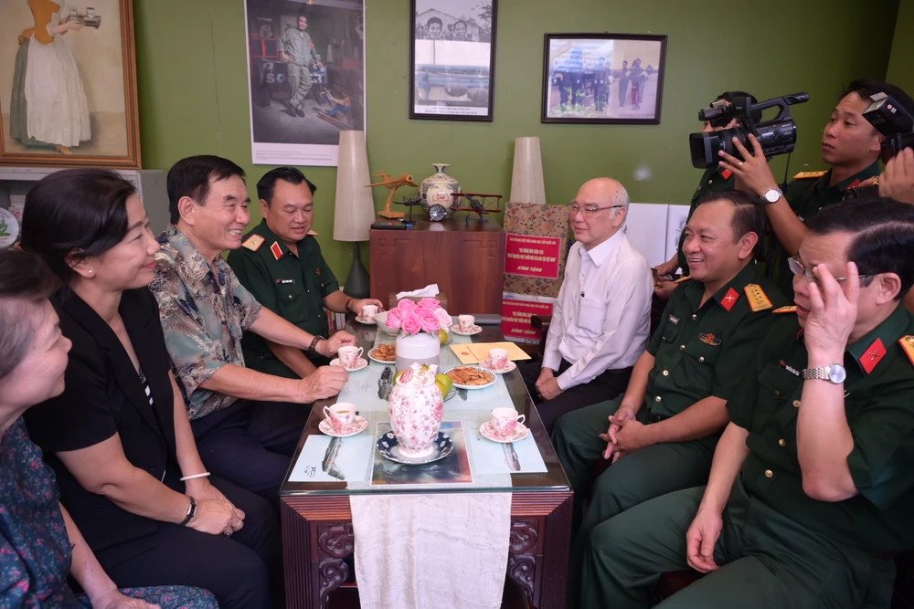 Đoàn đại biểu đến thăm, tặng quà Anh hùng LLVTND Từ Để. Ảnh: LÊ MINH DSC_7664.jpeg