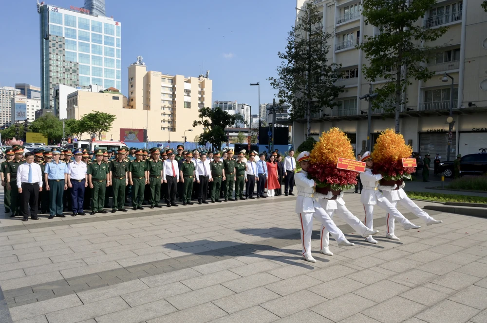 Đoàn đại biểu dâng hoa Chủ tịch Hồ Chí Minh tại Công viên Tượng đài Chủ tịch Hồ Chí Minh. Ảnh: LÊ MINH DSC_7747.jpeg