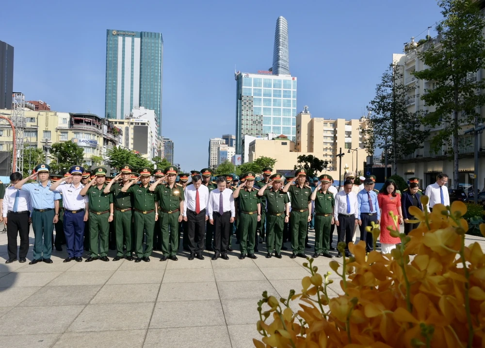 Đoàn đại biểu dành phút tưởng niệm Chủ tịch Hồ Chí Minh. Ảnh: LÊ MINH DSC_7810.jpeg