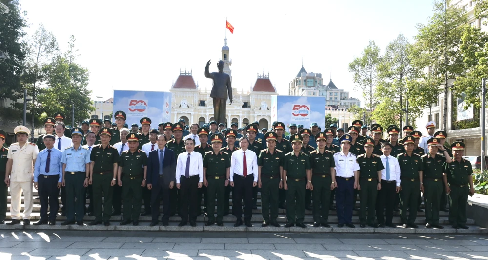 Đoàn đại biểu chụp hình lưu niệm tại Công viên Tượng đài Chủ tịch Hồ Chí Minh. Ảnh: LÊ MINH DSC_7849.jpeg