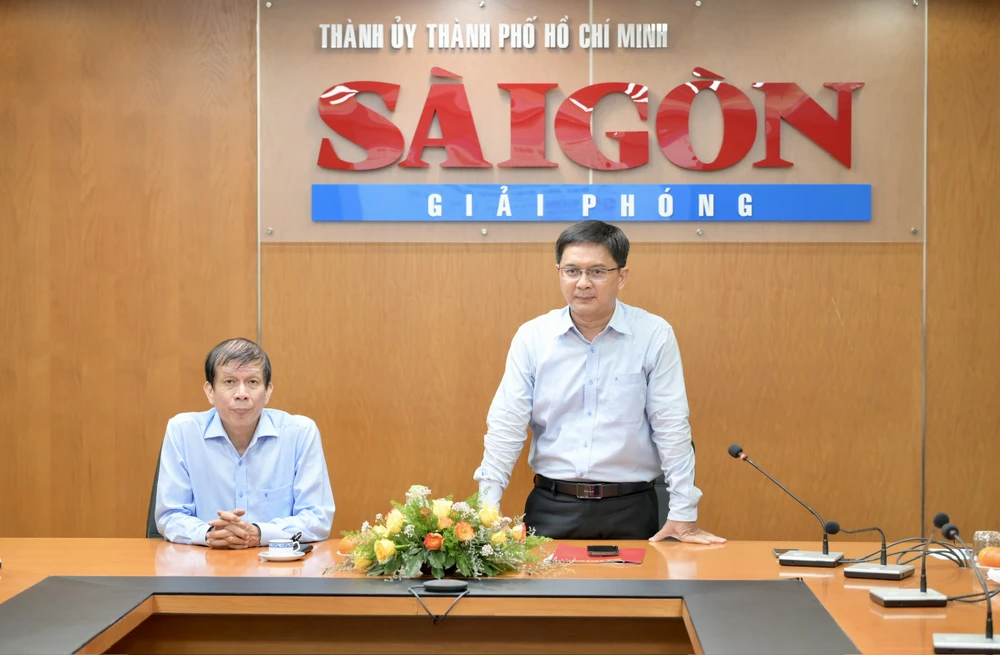 Trưởng Ban Tuyên giáo và Dân vận Thành ủy TPHCM Nguyễn Mạnh Cường nhận xét công trình tập hợp nhiều tư liệu quý giá. Ảnh: LÊ MINH ad062f15d3aa60f439bb.jpg