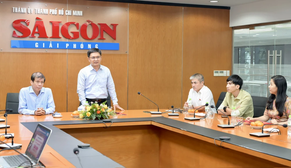 Đồng chí Nguyễn Mạnh Cường nhận xét, công trình mà Báo SGGP thực hiện đã chắt lọc, phân tích và đánh giá một cách sinh động. Ảnh: LÊ MINH f41804d9f9664a381377.jpg