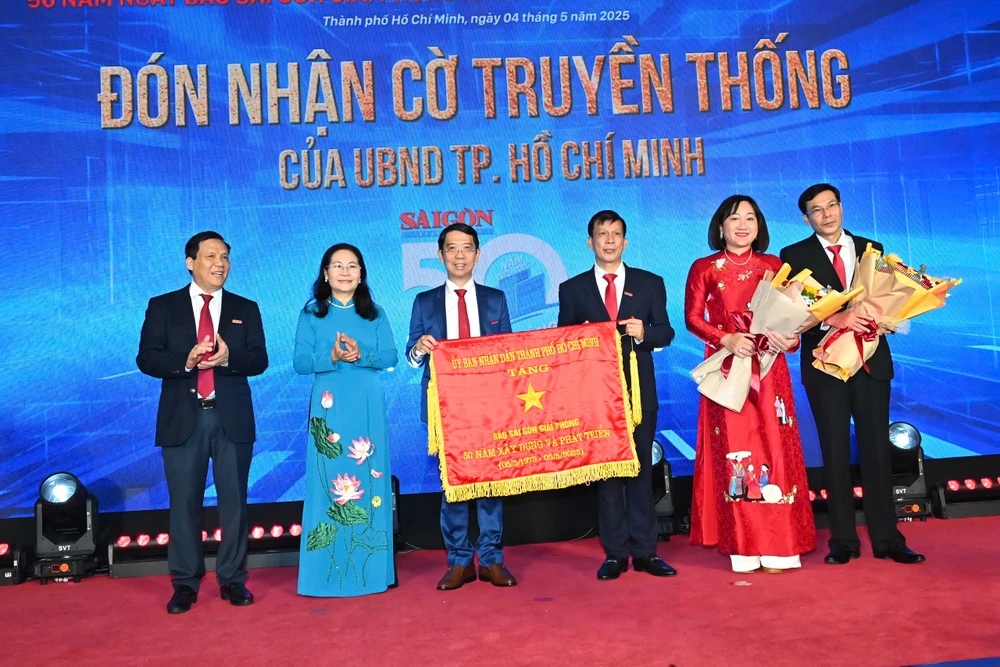 Đồng chí Nguyễn Thị Lệ trao Cờ Truyền thống đến tập thể Báo SGGP IMG_2941.jpeg