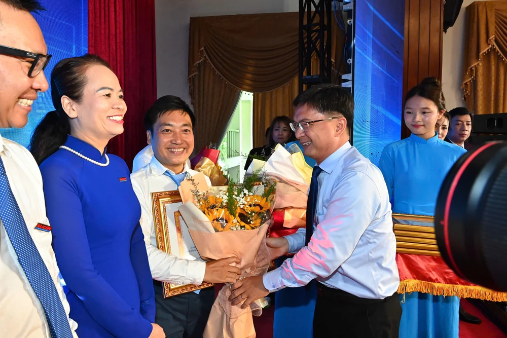 Trưởng Ban Tuyên giáo và Dân vận Thành ủy TPHCM Nguyễn Mạnh Cường trao Bằng khen của Ban Thường vụ Thành ủy TPHCM đến các cá nhân IMG_2945.jpeg