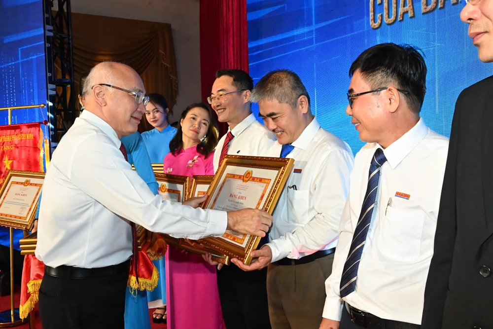 Đồng chí Phan Nguyễn Như Khuê trao Bằng khen của Ban Thường vụ Thành ủy TPHCM đến các cá nhân IMG_2946.jpeg