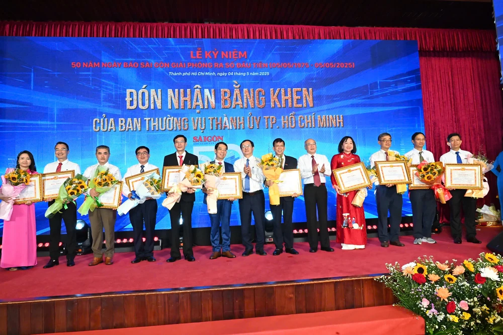 Đồng chí Huỳnh Thành Đạt và đồng chí Phan Nguyễn Như Khuê trao Bằng khen của Ban Thường vụ Thành ủy TPHCM đến các cá nhân IMG_2949.jpeg