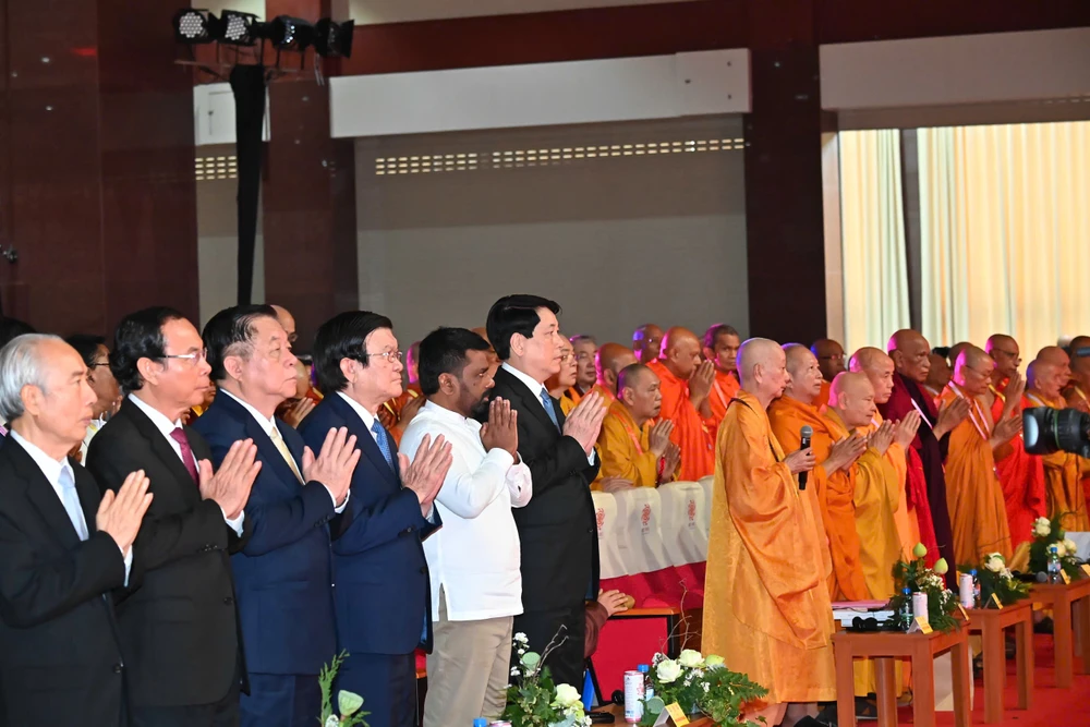 Chủ tịch nước Lương Cường cùng các đồng chí lãnh đạo, nguyên lãnh đạo Đảng và Nhà nước dự đại lễ. Ảnh: VIỆT DŨNG 029fb8c3fa23487d1132.jpg