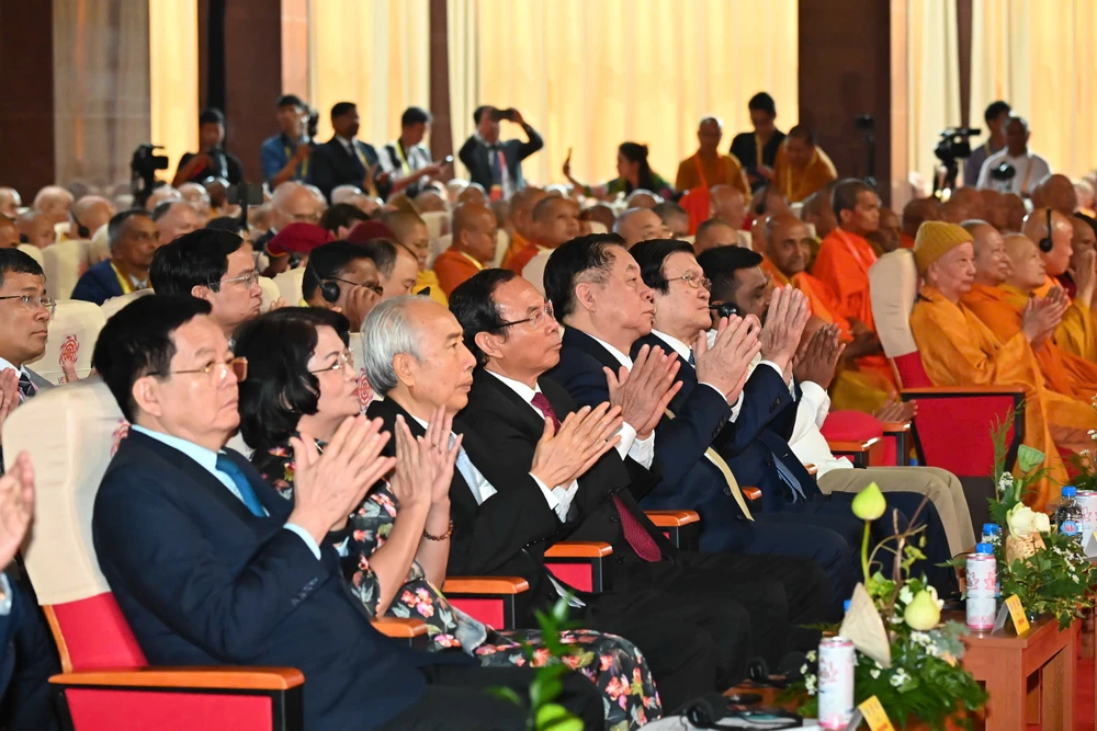 Lãnh đạo, nguyên lãnh đạo Đảng và Nhà nước Việt Nam cùng đại biểu dự Đại lễ Vesak 2025. Ảnh: VIỆT DŨNG 4fc40b4452a6e0f8b9b7.jpg