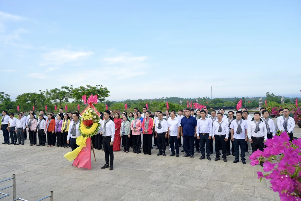 Đoàn đại biểu dâng hoa, dâng hương tưởng nhớ Mẹ Việt Nam Anh hùng. Ảnh: VĂN MINH DSC_4975.jpeg