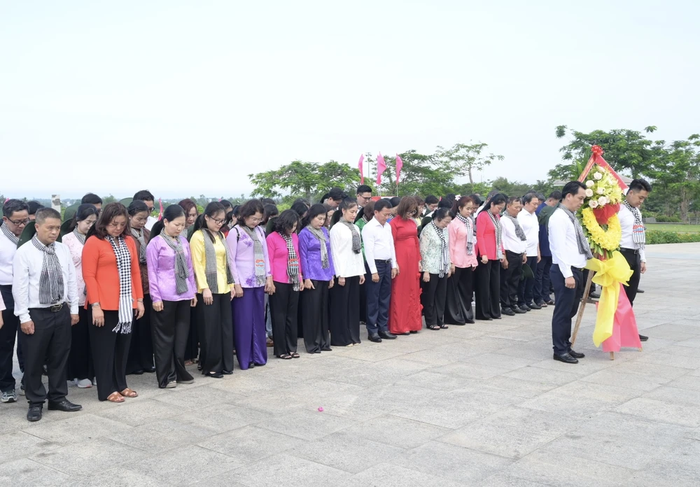 Đoàn đại biểu dành phút tưởng niệm Mẹ Việt Nam Anh hùng. Ảnh: VĂN MINH DSC_5019.jpeg