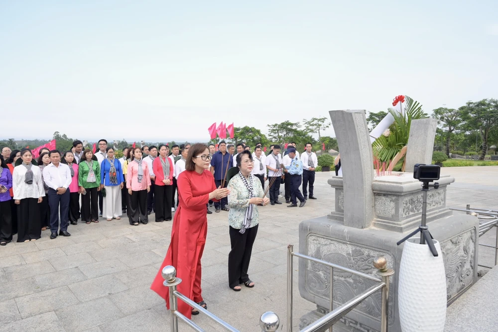 Chủ nhiệm UBKT Thành ủy TPHCM Trần Kim Yến và Chủ nhiệm UBKT Tỉnh ủy Quảng Nam Trần Thị Kim Hoa dâng hương tưởng nhớ Mẹ Việt Nam Anh hùng. Ảnh: VĂN MINH DSC_5039.jpeg