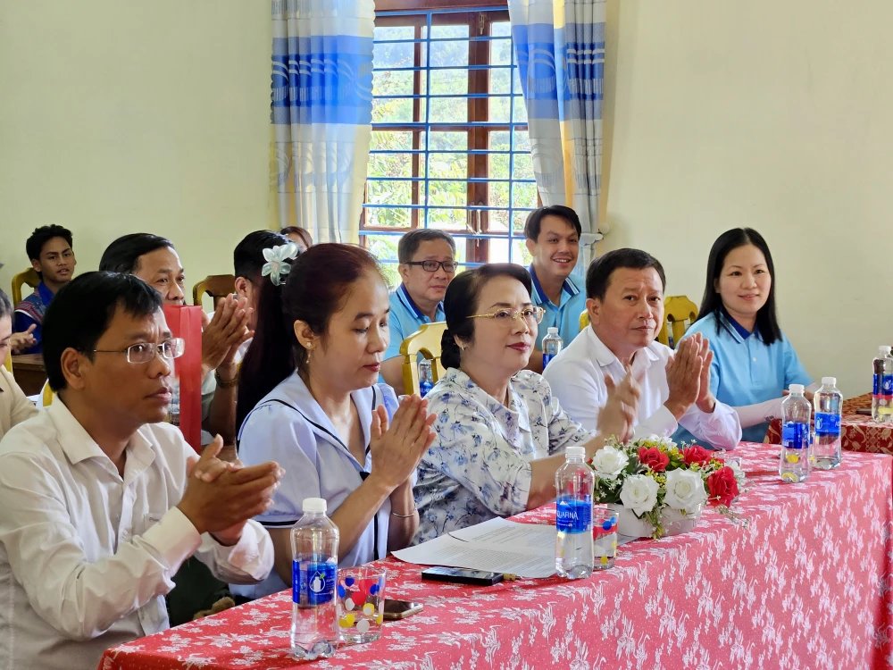 Đồng chí Trần Kim Yến cùng đại biểu dự lễ trao tặng quà 20250509_094336.jpeg