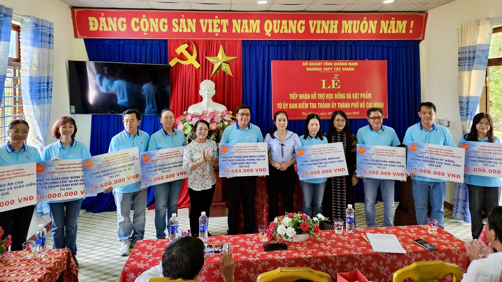 Đồng chí Trần Kim Yến và đại diện các đơn vị tài trợ trao quà đến nhà trường 20250509_100620.jpeg