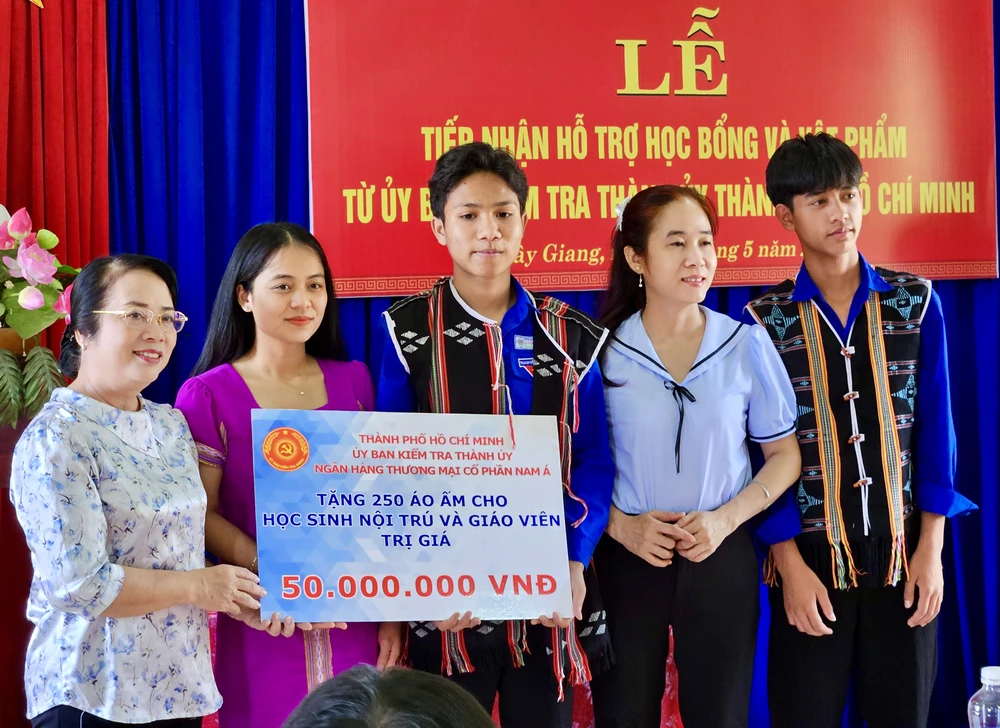 Chủ nhiệm UBKT Thành ủy TPHCM Trần Kim Yến và Phó Chủ nhiệm Thường trực UBKT Thành ủy TPHCM Lê Thị Hờ Rin trao quà 20250509_101634.jpeg