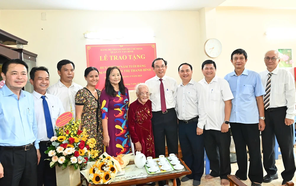 Bí thư Thành ủy TPHCM Nguyễn Văn Nên và lãnh đạo quận Tân Bình chúc mừng đồng chí Nguyễn Thị Thanh Bình cùng gia đình. Ảnh: VIỆT DŨNG 10ee08d7c69973c72a88.jpg