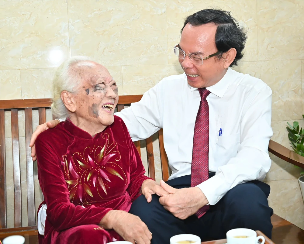 Bí thư Thành ủy TPHCM Nguyễn Văn Nên thăm hỏi sức khỏe đồng chí Nguyễn Thị Thanh Bình. Ảnh: VIỆT DŨNG 472897175959ec07b548.jpg