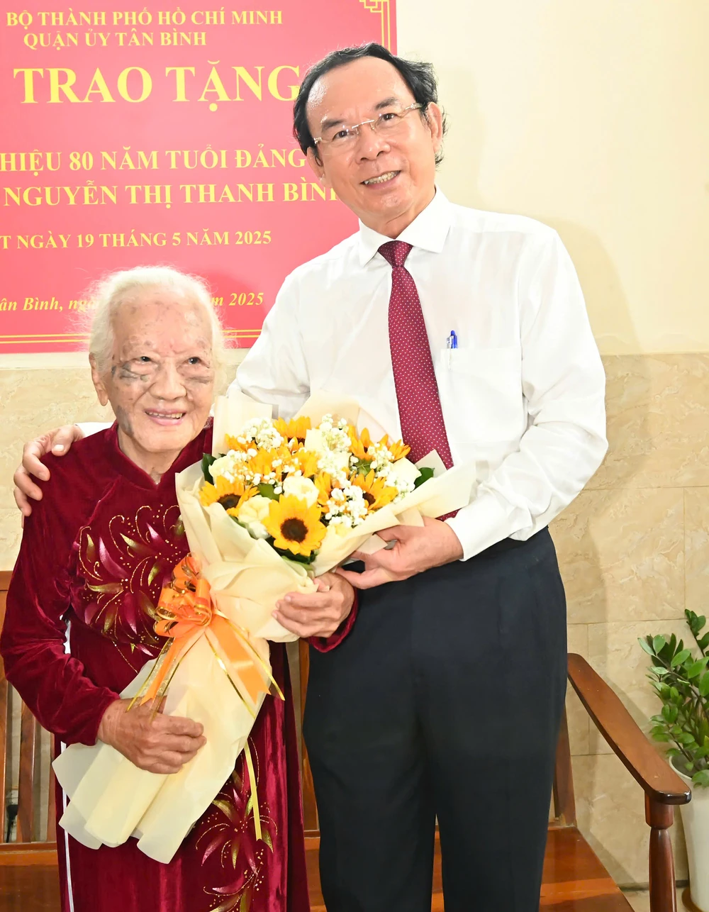 Tặng hoa chúc mừng đồng chí Nguyễn Thị Thanh Bình. Ảnh: VIỆT DŨNG fde05cce928027de7e91.jpg