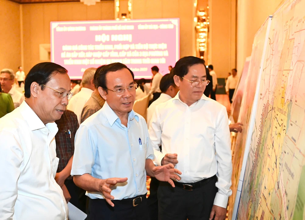 Bí thư Thành ủy TPHCM Nguyễn Văn Nên trao đổi với các đại biểu. Ảnh: VIỆT DŨNG 01e7d6786f1fda41830e.jpg