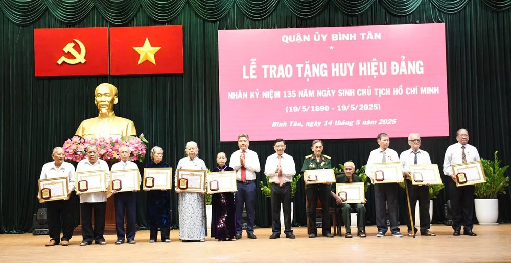 Phó Bí thư Thường trực Quận ủy quận Bình Tân Nguyễn Việt Quế Sơn và Trưởng Ban Tổ chức Quận ủy quận Bình Tân Nguyễn Văn Hạnh trao Huy hiệu Đảng. Ảnh: LÊ AN 26a25dbea3d816864fc9.jpg