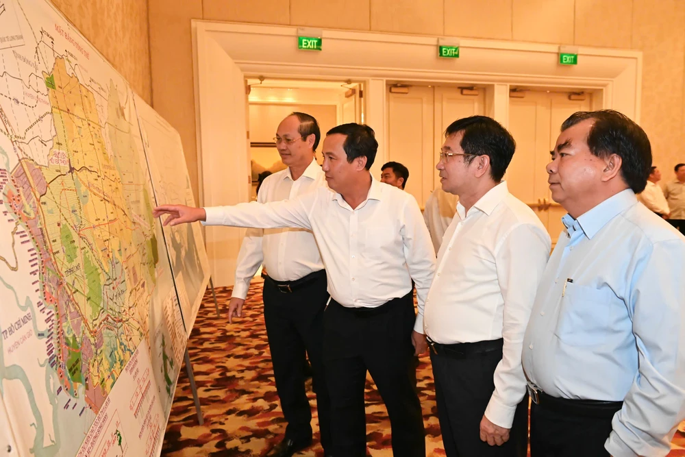 Đại biểu dự hội nghị tham quan khu trưng bày các bản đồ quy hoạch các địa phương. Ảnh: VIỆT DŨNG 3a31d6a46fc3da9d83d2.jpg
