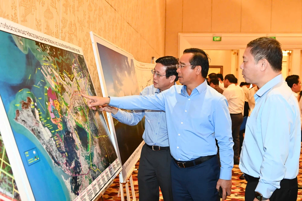 Chủ tịch UBND TPHCM Nguyễn Văn Được trao đổi với các đại biểu. Ảnh: VIỆT DŨNG 3b9bd3306a57df098646.jpg