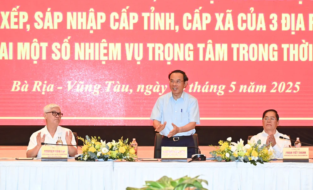 Bí thư Thành ủy TPHCM Nguyễn Văn Nên, Bí thư Tỉnh ủy Bình Dương Nguyễn Văn Lợi và Bí thư Tỉnh ủy Bà Rịa - Vũng Tàu Phạm Viết Thanh chủ trì hội nghị. Ảnh: VIỆT DŨNG 64310a9db3fa06a45feb.jpg