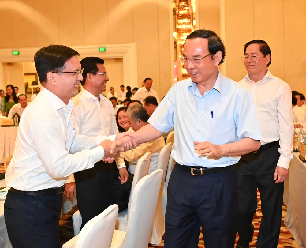 Bí thư Thành ủy TPHCM Nguyễn Văn Nên trao đổi với các đại biểu. Ảnh: VIỆT DŨNG 6b4133d18ab63fe866a7.jpg