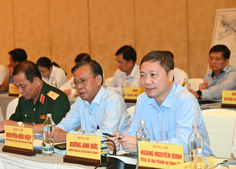 Các đồng chí Ủy viên Ban Thường vụ Thành ủy TPHCM dự hội nghị. Ảnh: VIỆT DŨNG 839b98a3e4c5519b08d4.jpg